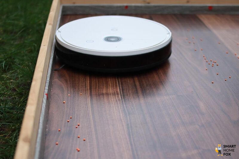 Yeedi Vac Max очищает вдоль плинтуса